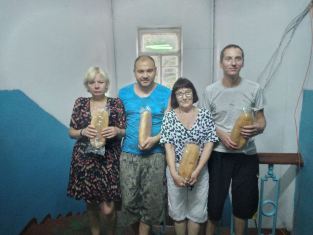 Члени Кременчуцької ТПО УТОС отримали хліб.