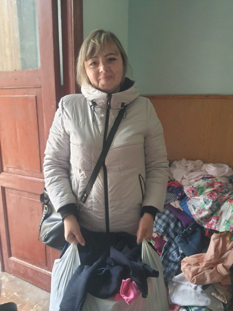 Фотографія видачі одягу
