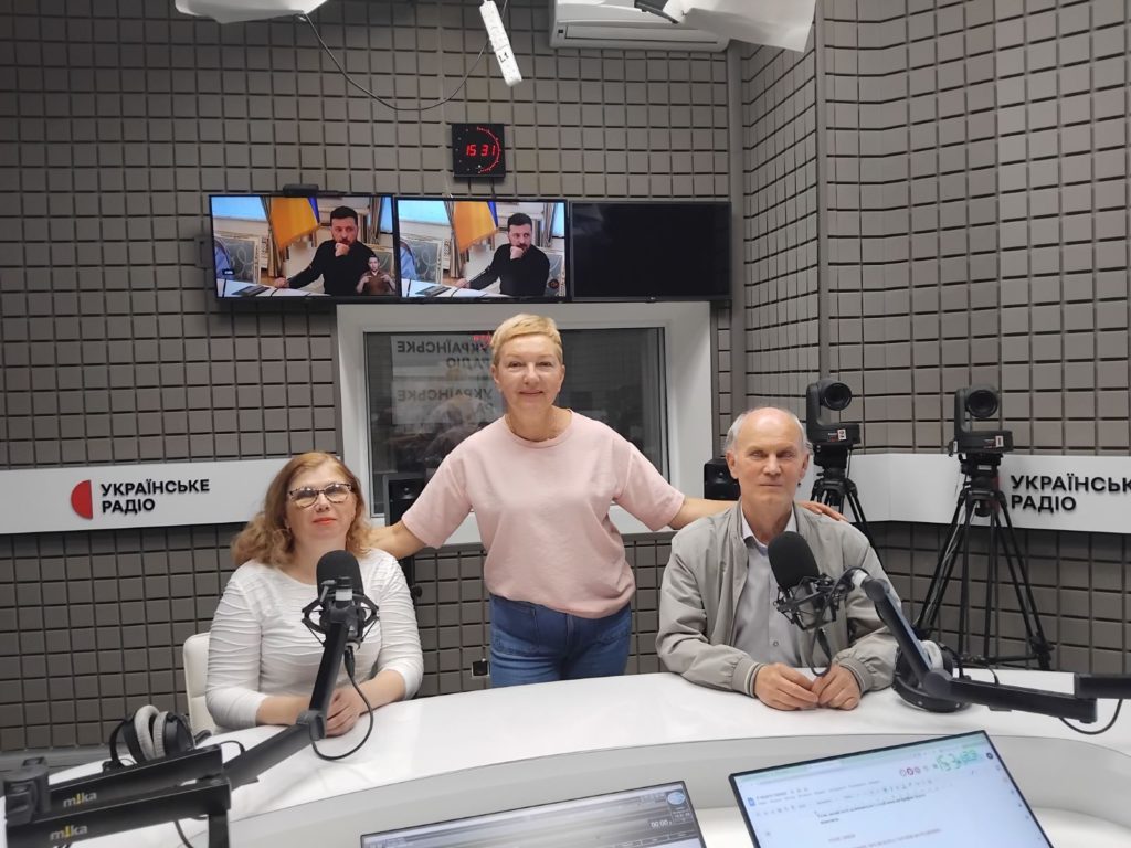 На фотографії у студії Наталія Щербань, Галина Бабій та Михайло Новосецький